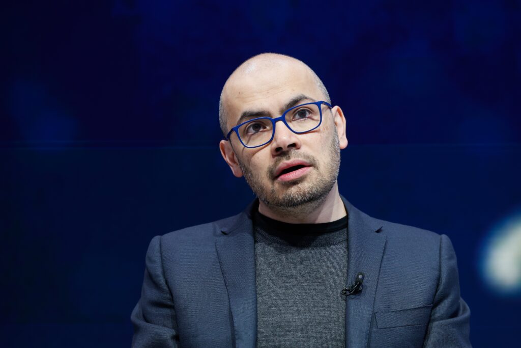 Google DeepMind CEO Demis Hassabis 提倡全球 AI 監管機構，呼籲美國領導｜trafficholic AI趨勢